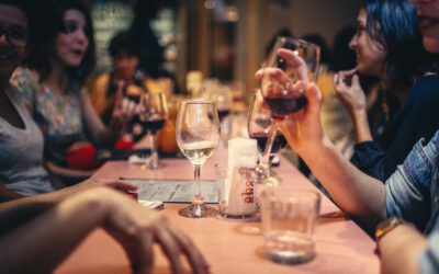 Responsabilidad civil de la aseguradora de un restaurante por lesiones sufridas por un empleado a manos de otro en su interior.