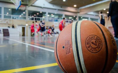 Un partido de baloncesto entre amigos, dientes fracturados, una nariz rota y un condenado.