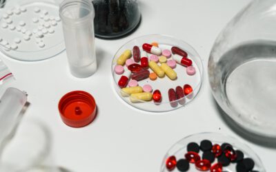 Compatibilidad entre condenar por vender drogas en un establecimiento público por sus responsables o empleados y aplicar el subtipo atenuado por ser los hechos de escasa entidad y por las circunstancias personales del autor.