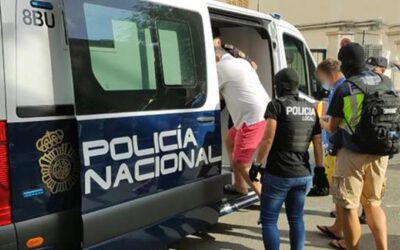 Un forcejeo leve con un policía no es delito de atentado a agente de la autoridad