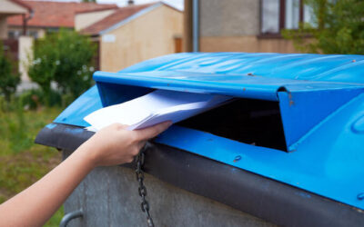Ten cuidado con lo que tiras a la basura. El «trash diving», «trashing» o “dumpster diving”.