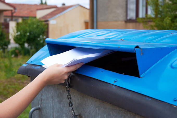 Ten cuidado con lo que tiras a la basura. El «trash diving», «trashing» o “dumpster diving”.