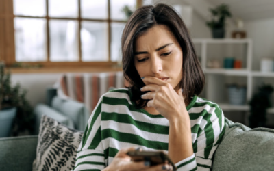 ¿Puedo mirar el móvil de mi pareja si sospecho una infidelidad?» Lo que dice el Código Penal.