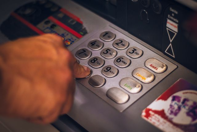 Te han vaciado la cuenta por un fraude online: el TJUE dice que el banco debe devolverte el dinero primero